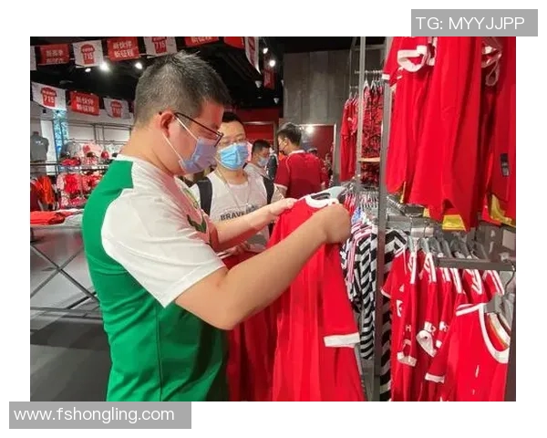 球迷连夜排队抢购球衣,场面堪比演唱会 球迷连夜排队抢购球衣,场面堪比演唱会